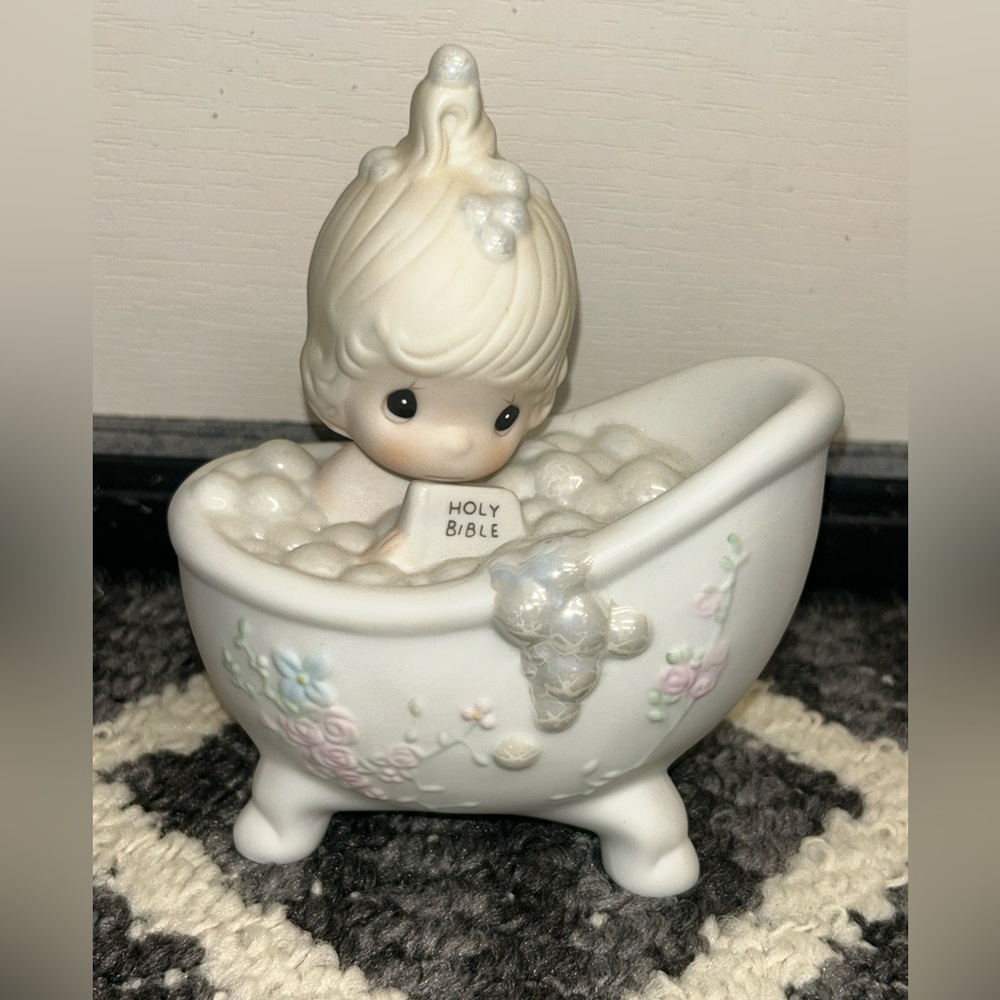 Precious Moments "He Cleansed My Soul" 1985 Figurine, Girl in Bath reading bible